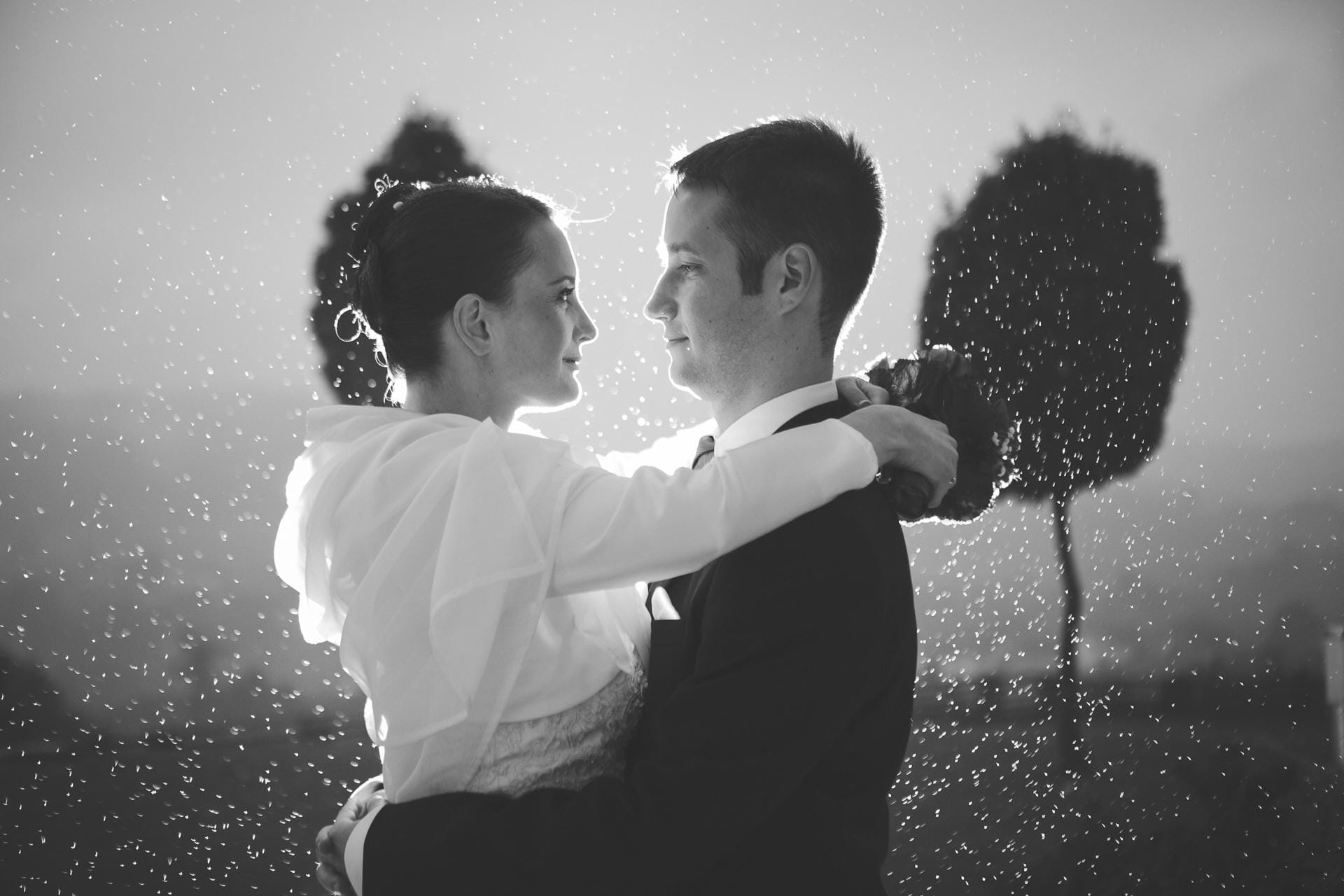 Ko soparen poročni dan popestri, nevihta in misliš, da bo ta uničila celotno poročno fotografiranje. Potem pa se začne jasniti in pojavi se da narediš ene najboljših poročnih fotografij.